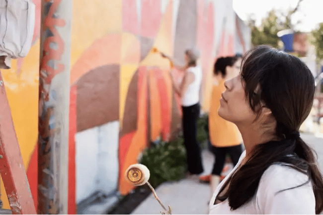 women painting