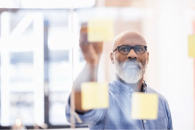 man using post it notes