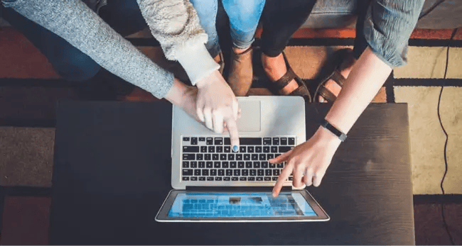 hands on laptop